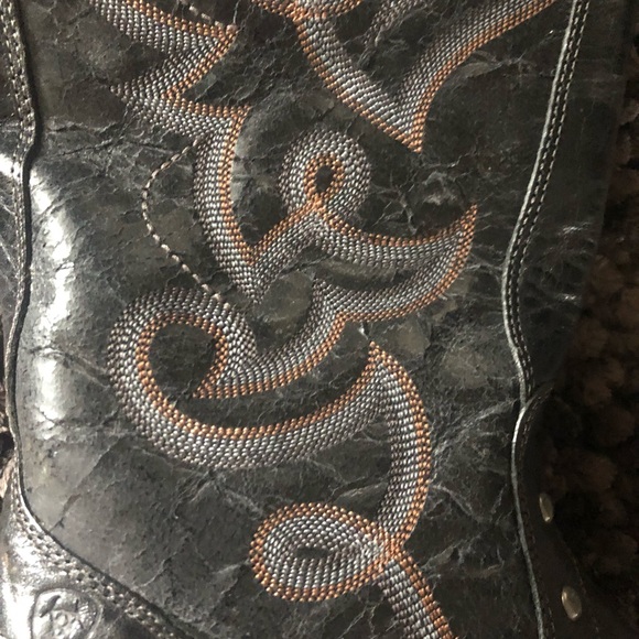 ✨ Rare ✨ EUC AMAZING Ariat Black Distressed Studded Cowboy Boots 7.5 B 🔥… - Picture 2 of 9